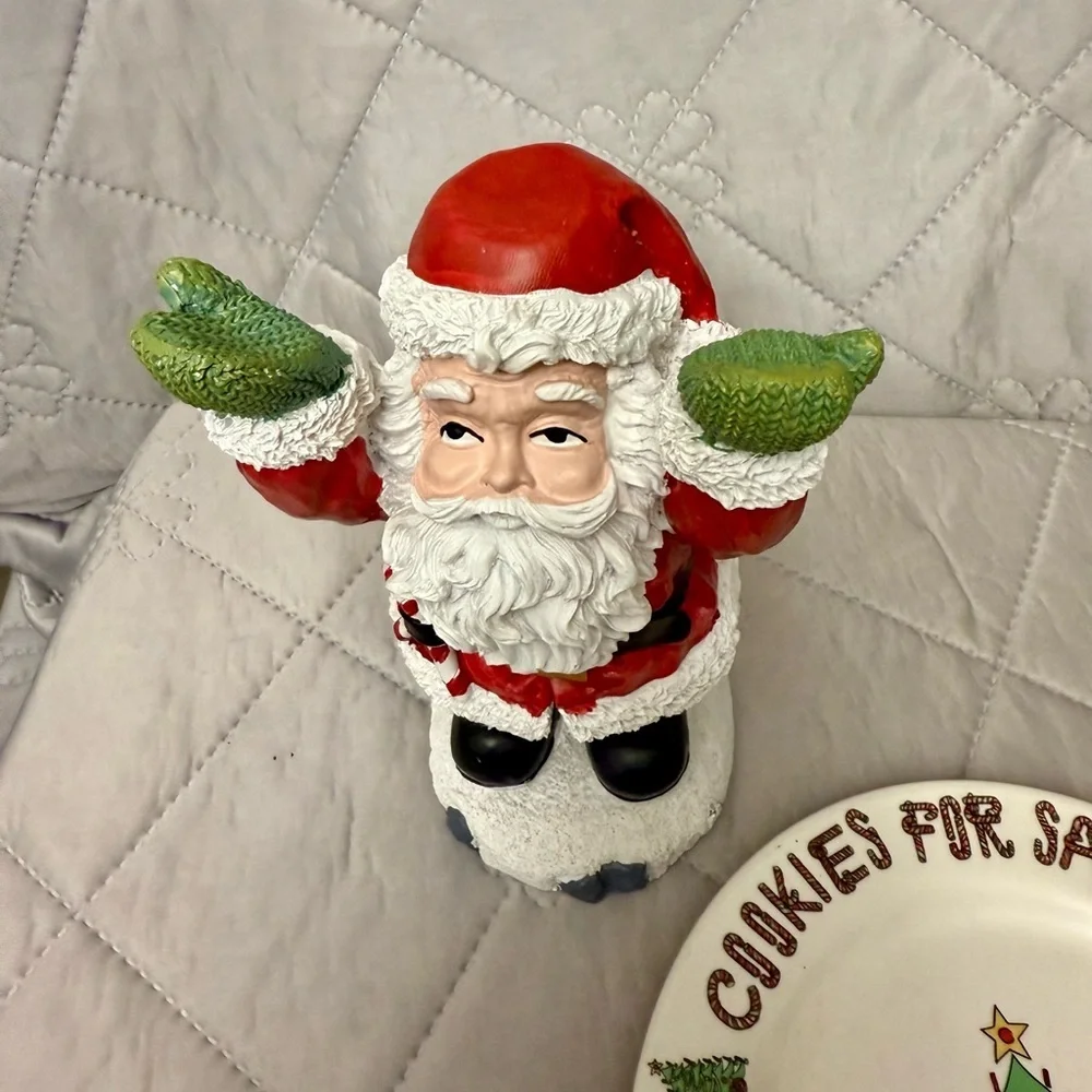 HAOHIZE Resin Santa Claus figurine functioning as a snack or dessert holder